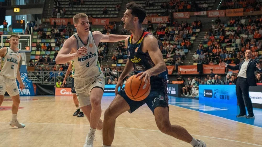 Jacobo Díaz ataca la defensa de Menorca en el último duelo en el Coliseum.